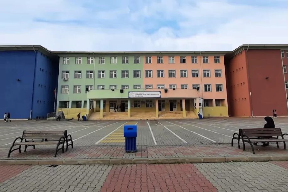 İstanbul Başakşehir’de bir ortaokulda meydana gelen bıçaklı saldırıda yaralanan 8