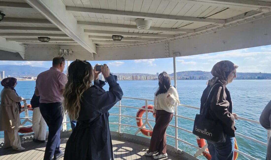 İzmir Büyükşehir Belediyesi’nin İZDENİZ aracılığıyla düzenlediği Bergama Vapuru Rehberli Körfez