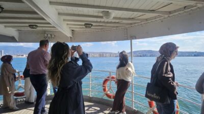 İzmir Büyükşehir Belediyesi’nin İZDENİZ aracılığıyla düzenlediği Bergama Vapuru Rehberli Körfez