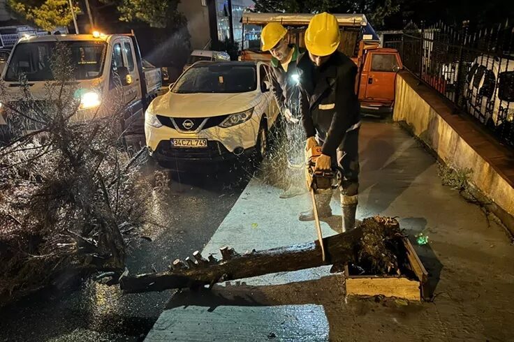 Beylikdüzü Belediyesi, sağanak yağışın yol açtığı olumsuzluklara karşı 350’ye yakın