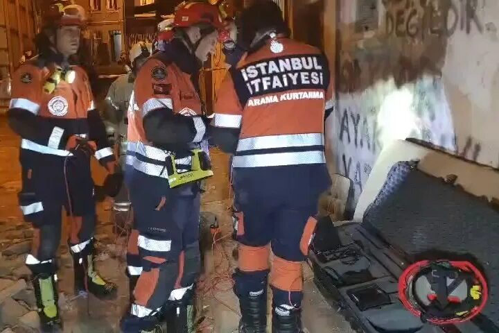 İstanbul Beyoğlu’nda 5 katlı metruk binada çökme meydana geldi. Kalyoncu