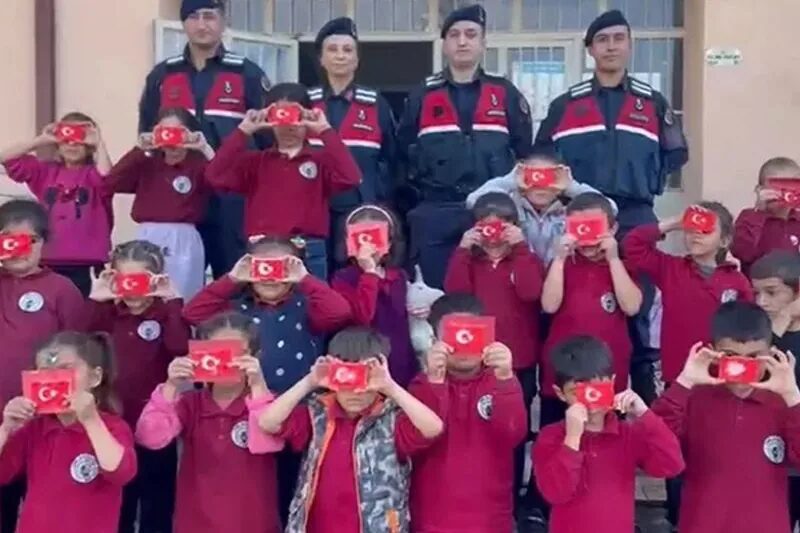Bilecik İl Jandarma Komutanlığı ekipleri öğrencilerle bir araya geldi. Ekipler