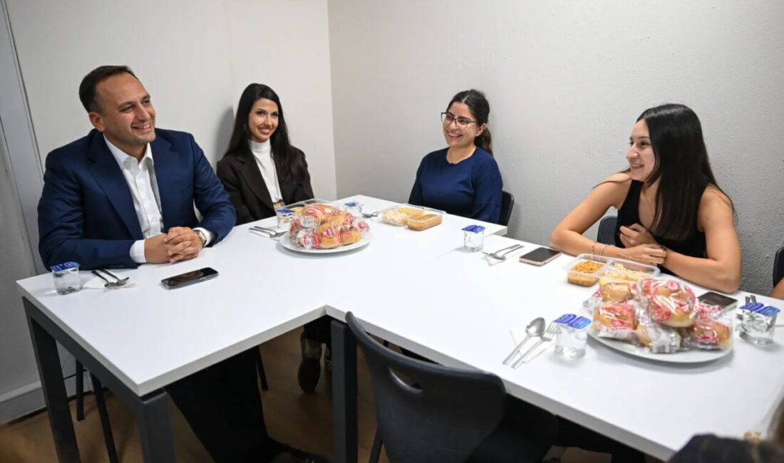 Bornova Belediye Başkanı Ömer Eşki, yükseköğrenim görmek üzere Bornova’ya gelen