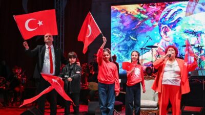 İzmir Bornova Belediyesi’nin düzenlediği 29 Ekim Cumhuriyet Bayramı kutlamalarında coşku sokaklardan