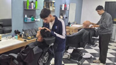 Manisa’nın Şehzadeler ilçesinde faaliyet gösteren berber Ömer Öz, ekonomik zorluk