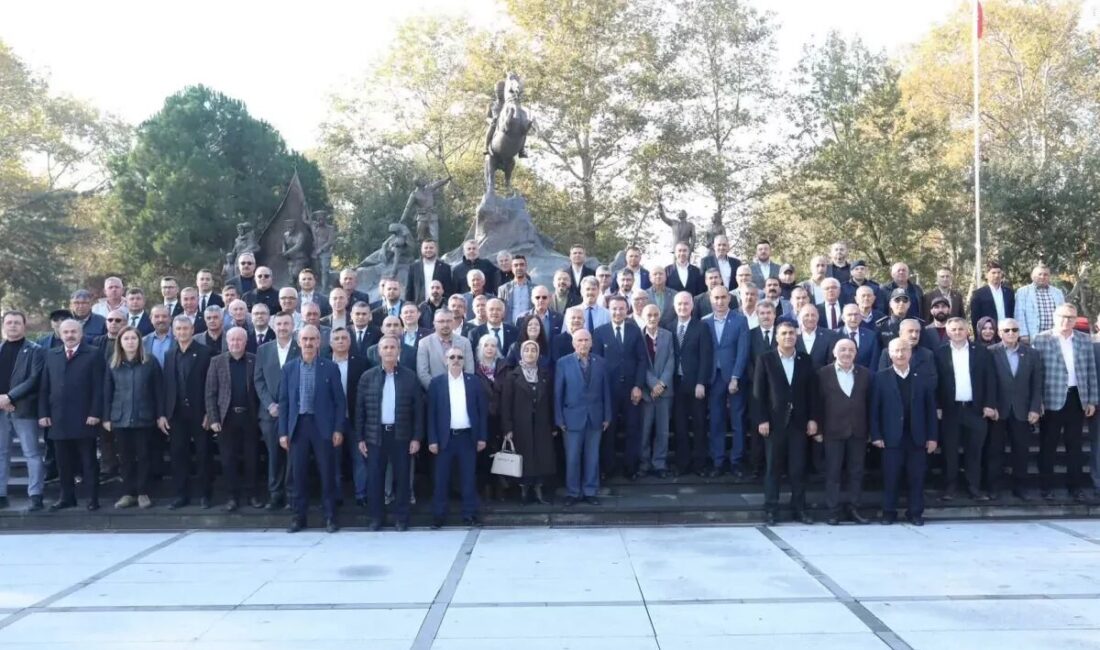 Bursa'nın İnegöl ilçesinde 19 Ekim Muhtarlar Günü dolayısıyla Atatürk Anıtı’nda