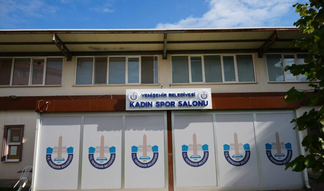 Bursa'da Yenişehir Belediyesi Kadın Spor Salonu, gerçekleştirilen yenileme çalışmalarının ardından