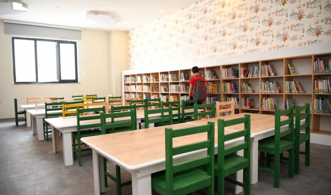 Çayırova Belediye Başkanı Bünyamin Çiftçi’nin ilçeye kazandırdığı kitap kahvelerde bulunan
