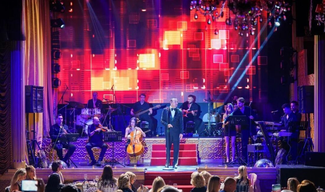 İstanbul’daki Çapa Pera’da sahne alan sanatçı Cenk Eren, mikrofonsuz performansıyla