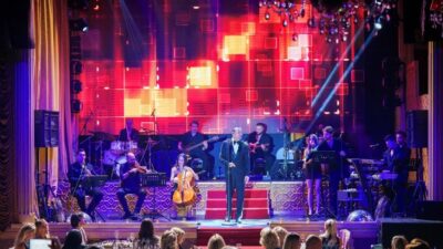 İstanbul’daki Çapa Pera’da sahne alan sanatçı Cenk Eren, mikrofonsuz performansıyla