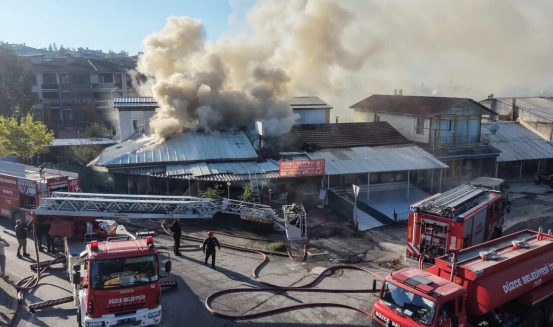 Düzce’nin Nalbantoğlu Mahallesi’nde bir kıraathanenin çatısında çıkan yangın, itfaiye ekiplerinin