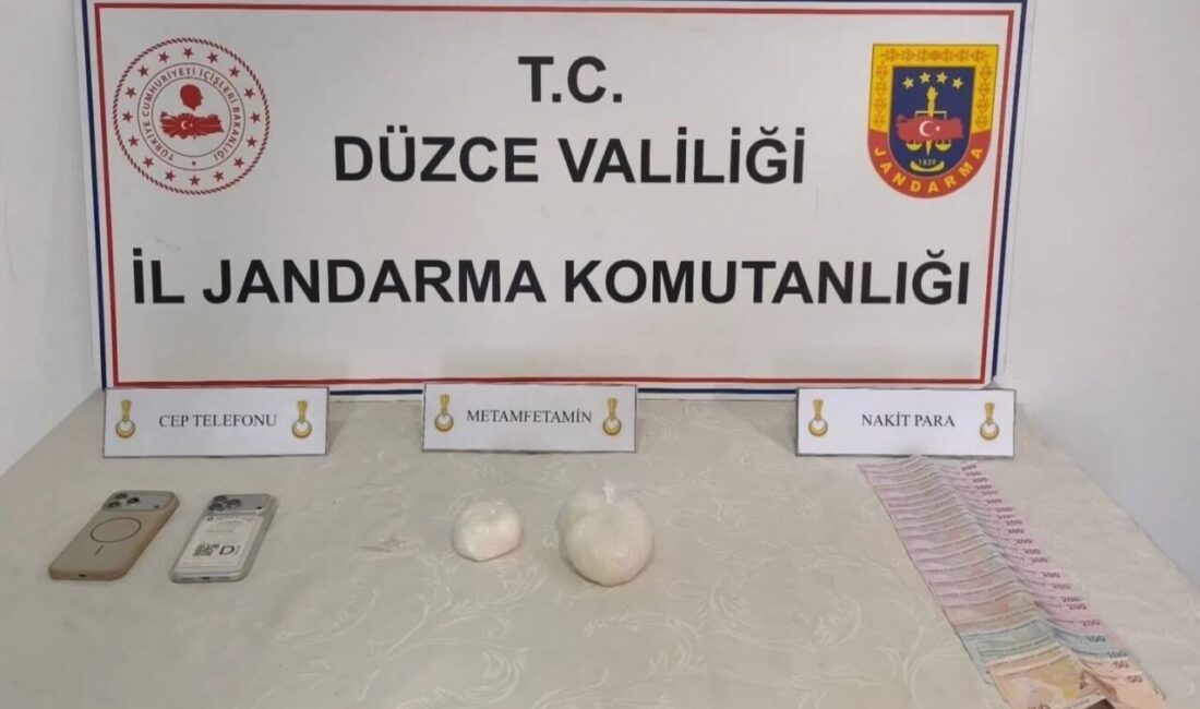 Düzce’de, İstanbul’dan uyuşturucu madde getirileceği tespit edilen araçta ve şüphelilerin