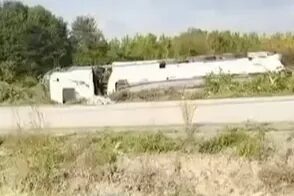 Düzce’de benzin yüklü tankerin devrilmesi sonucu sürücü yaralandı.
