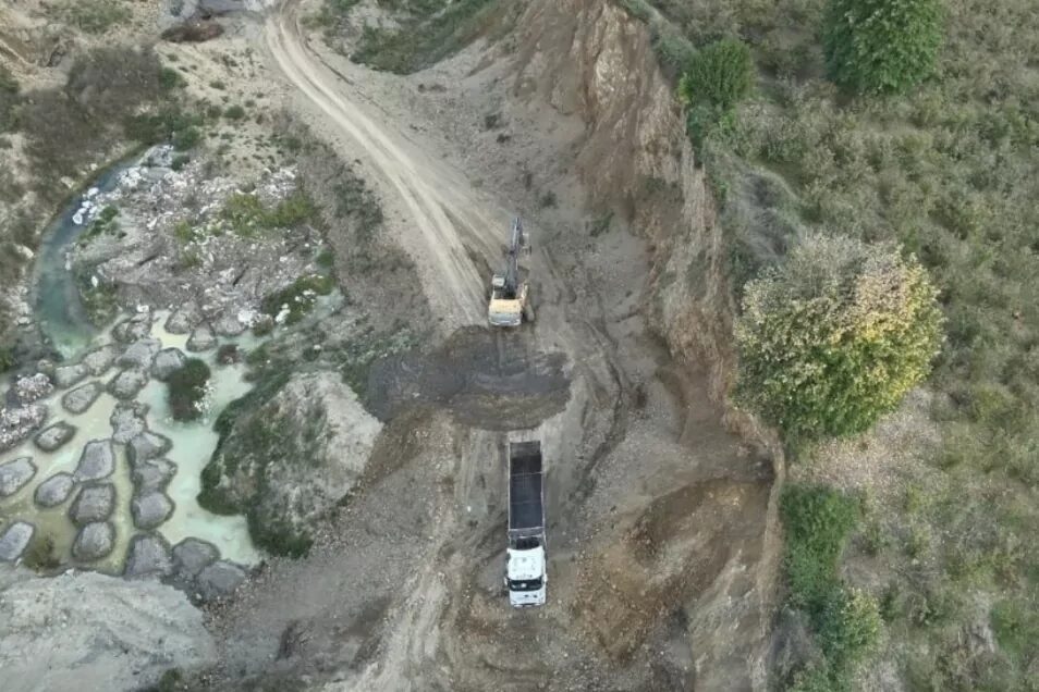 Düzce’nin Çilimli ilçesinde sanayi atıklarını kaçak şekilde döktüğü belirlenen şüphelilere