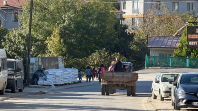 Düzce genelinde mahalle aralarında kaldırımların araçlar tarafından otopark olarak kullanılması,