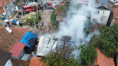 Düzce'nin Çamköy Mahallesi Eski Akçakoca Caddesi üzerinde çıkan yangında tek