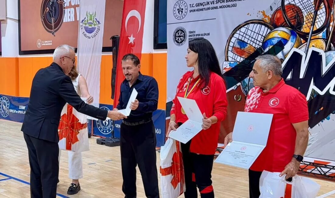 Edirne’de Amatör Spor Haftası kapsamında gerçekleştirilen geleneksel “Yılın Enleri” Ödül