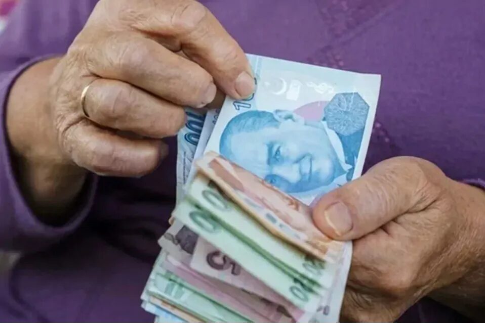 Milyonlarca emekliyi heyecanlandıran seyyanen zam, ekonomi kulislerinde tartışılıyor. Yapılacak yeni