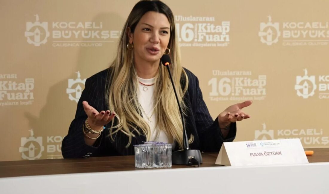 Uluslararası 16. Kocaeli Kitap Fuarı’nda konuşan gazeteci ve televizyon sunucusu