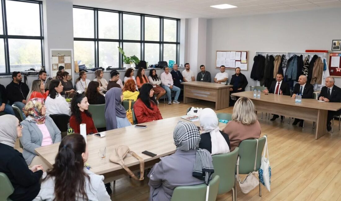 Gebze Belediye Başkanı Zinnur Büyükgöz, ilçedeki okulları ziyaret ederek öğretmen