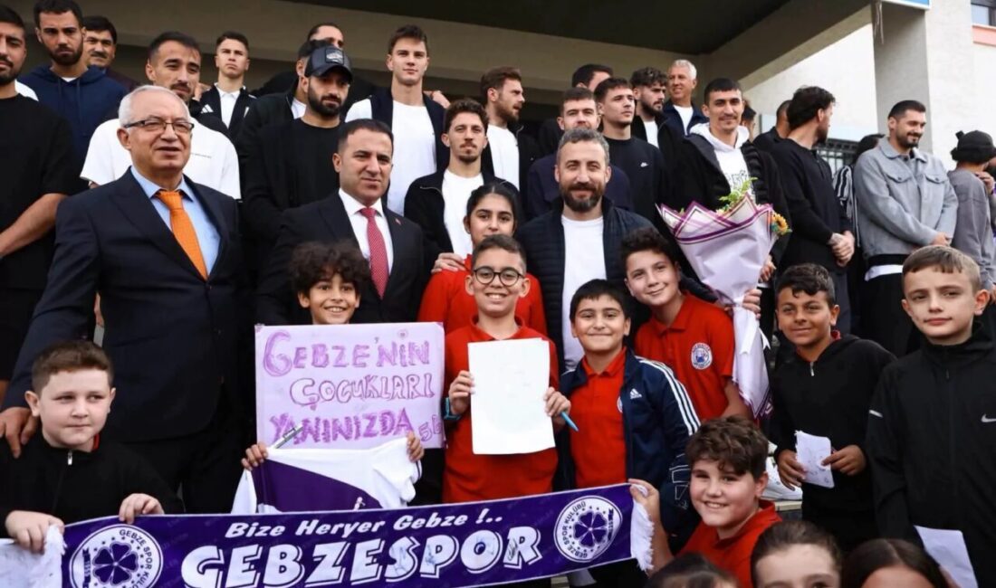Gebzespor’dan Aziz Sancar Ortaokulu’na yapılan ziyarette mor-beyazlı futbolcular öğrencilerle buluşurken,