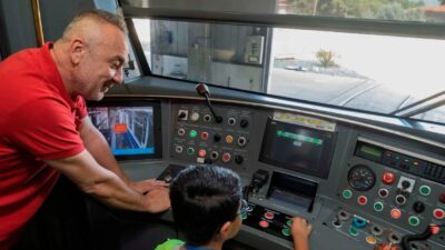 İzmir Metrosu’na her bindiğinde sürücülere el sallayan 8 yaşındaki Emirhan’ın