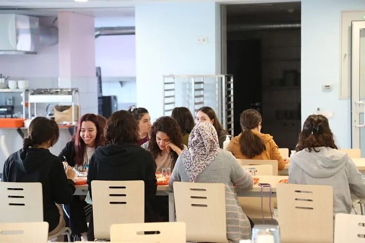 İBB, eğitim hayatının her aşamasında öğrencilerin yanında olmaya devam ediyor.