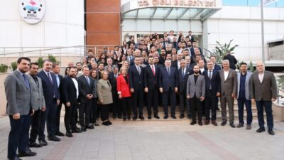 AK Parti Genel Sekreteri ve İzmir Milletvekili Eyyüp Kadir İnan,