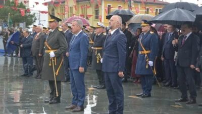 İESOB Başkanı Yalçın Ata ve yönetimi, sağanak yağış altında Atatürk