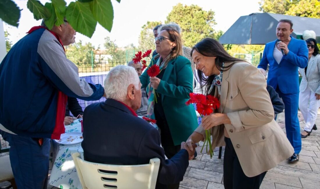 Güzelbahçe Belediye Başkan Vekili Ayşe Akın, Yaşlılar Günü kapsamında ilçedeki