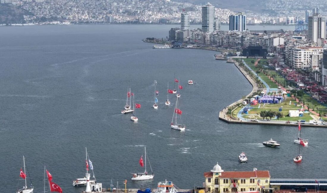 İzmir’de Cumhuriyet’in kuruluşunun 103. yıl dönümü coşkusu Körfez’e taşındı. İzmir