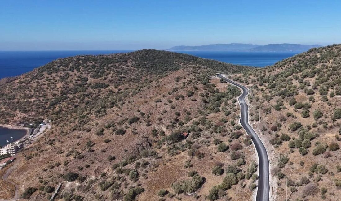 İzmir Büyükşehir Belediyesi, kuzey ilçelerinde yol yenileme çalışmalarını sürdürüyor. Bergama’da