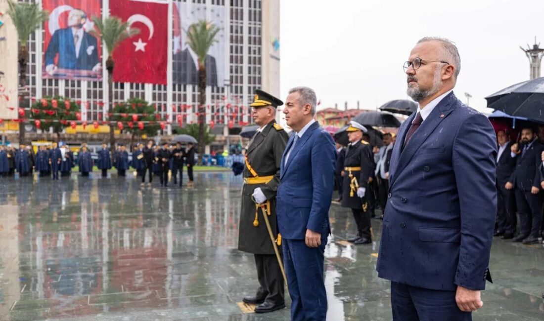 Türkiye Cumhuriyeti'nin 103. kuruluş yıl dönümü, İzmir Cumhuriyet Meydanı'nda düzenlenen