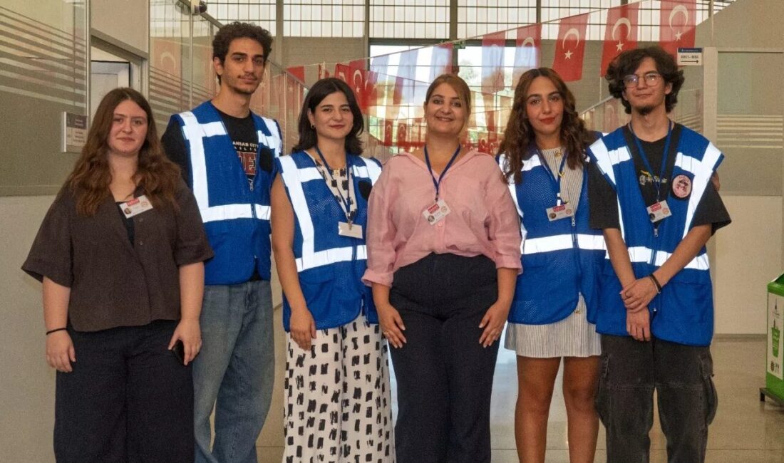 İzmir Büyükşehir Belediyesi Sağlık Gönüllüleri Projesi, ikinci yılında büyüyerek yoluna