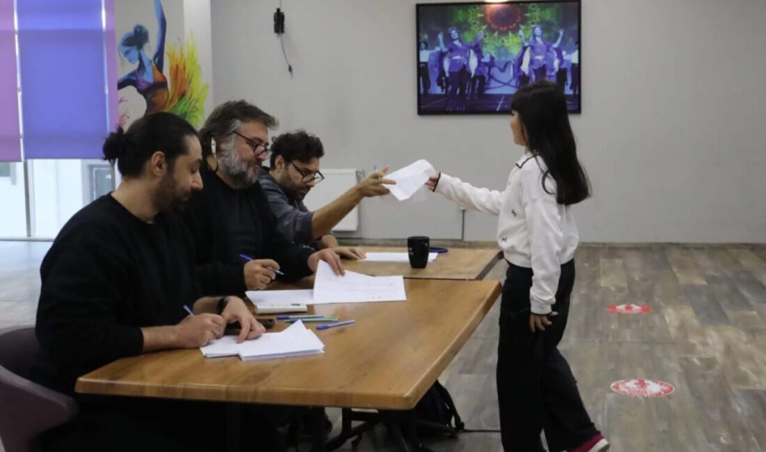 İzmit Belediyesi Sanat Akademisinde gerçekleştirilen tiyatro bölümü çocuk ve yetişkin