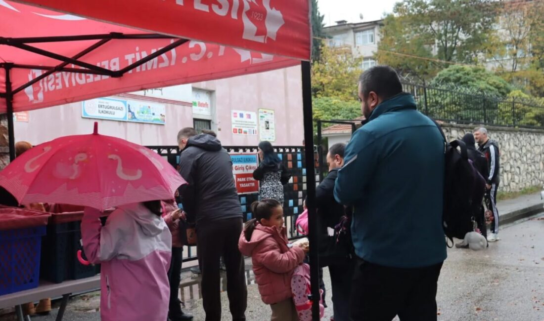 İzmit Belediyesi, yağışlı havaya rağmen Beslenme Saati Uygulaması’nı sürdürerek öğrencilerin