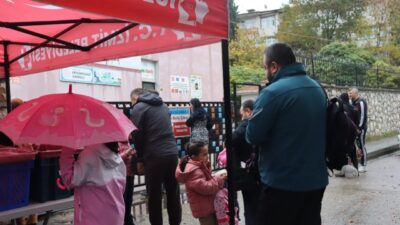 İzmit Belediyesi, yağışlı havaya rağmen Beslenme Saati Uygulaması’nı sürdürerek öğrencilerin