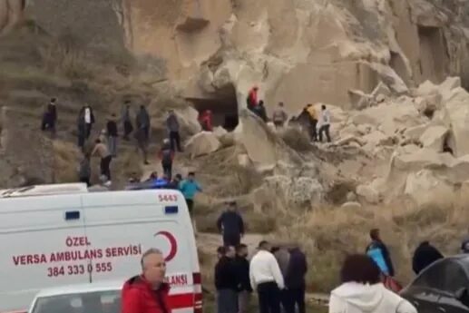 Nevşehir’in Göreme beldesinde peribacası yıkıldı. Yıkılma esnasında peribacası içinde turist