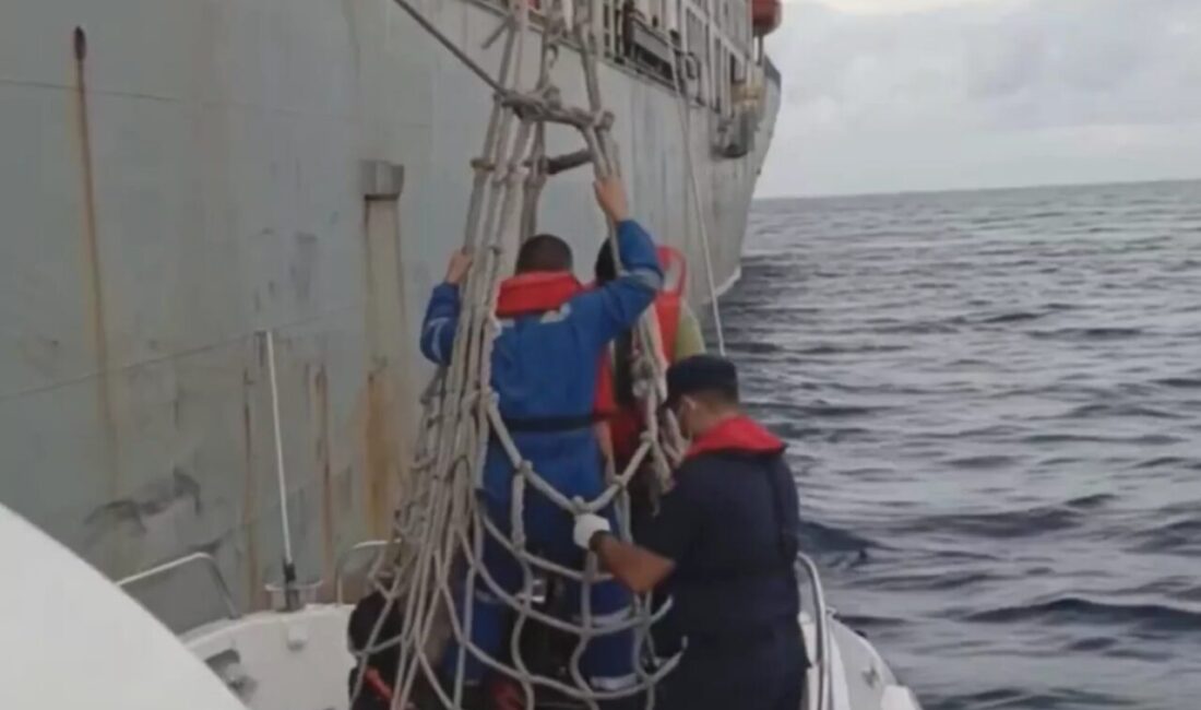 Antalya’nın Kaş ilçesi açıklarında seyir halindeki ticari gemide yaralanan bir