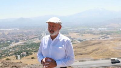 Kayseri Kocasinan Belediye Başkanı Ahmet Çolakbayrakdar, şehrin panoramik manzarasına hakim