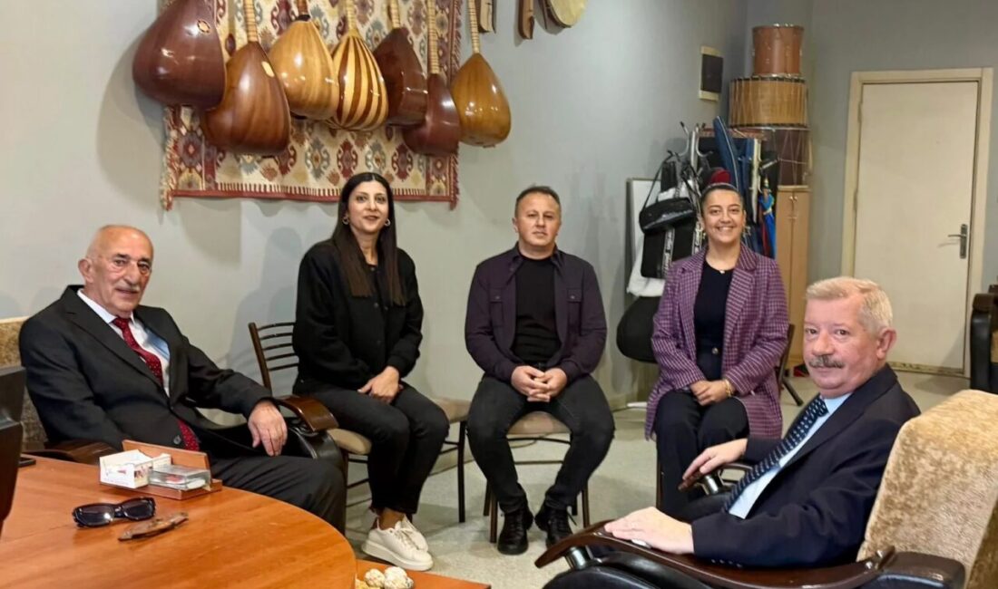Keşan Kaymakamı Aziz Mercan, Keşan Türkü Dostları Derneği’ni ziyaret ederek