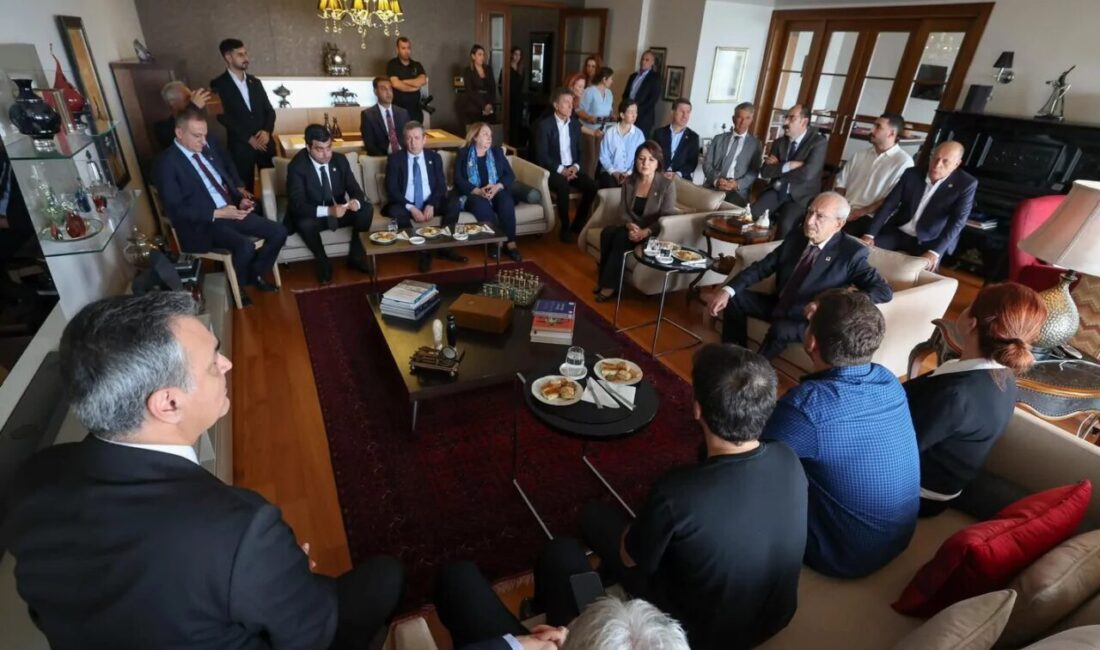 CHP Genel Başkanı Kemal Kılıçdaroğlu, Mersin’de CHP İl Başkanlığı’nı ziyaret