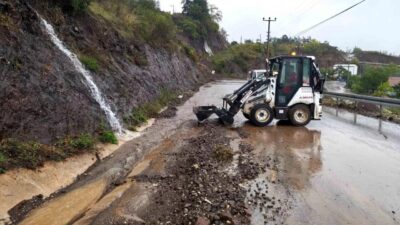 Kocaeli'de etkili olan şiddetli yağış nedeniyle bazı bölgelerde aylık yağış