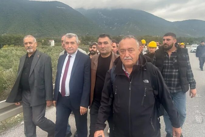Manisa’nın Soma ilçesinde ödenmeyen maaşları nedeniyle direnişe geçen maden işçilerinin