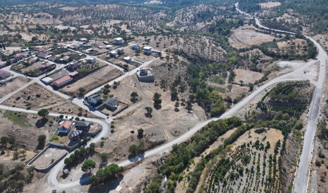 Manisa'da yıllardır bozuk yollar nedeniyle ulaşımda sorun yaşayan Yuntdağı sakinlerinin