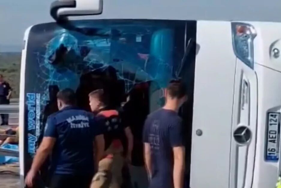 Manisa’nın Akhisar ilçesinde, otoban girişi yakınlarında tur otobüsü ile çekicinin