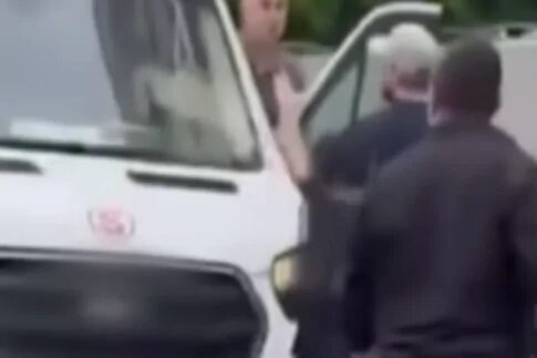 Mudanya'nın Güzelyalı Mahallesi Atatürk Ortaokulu önünde tartışıp kavgaya tutuşan iki