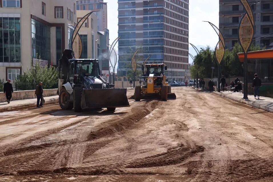 Muş Belediyesi tarafından SSK Caddesi’nde yürütülen asfalt yenileme çalışmalarında sona