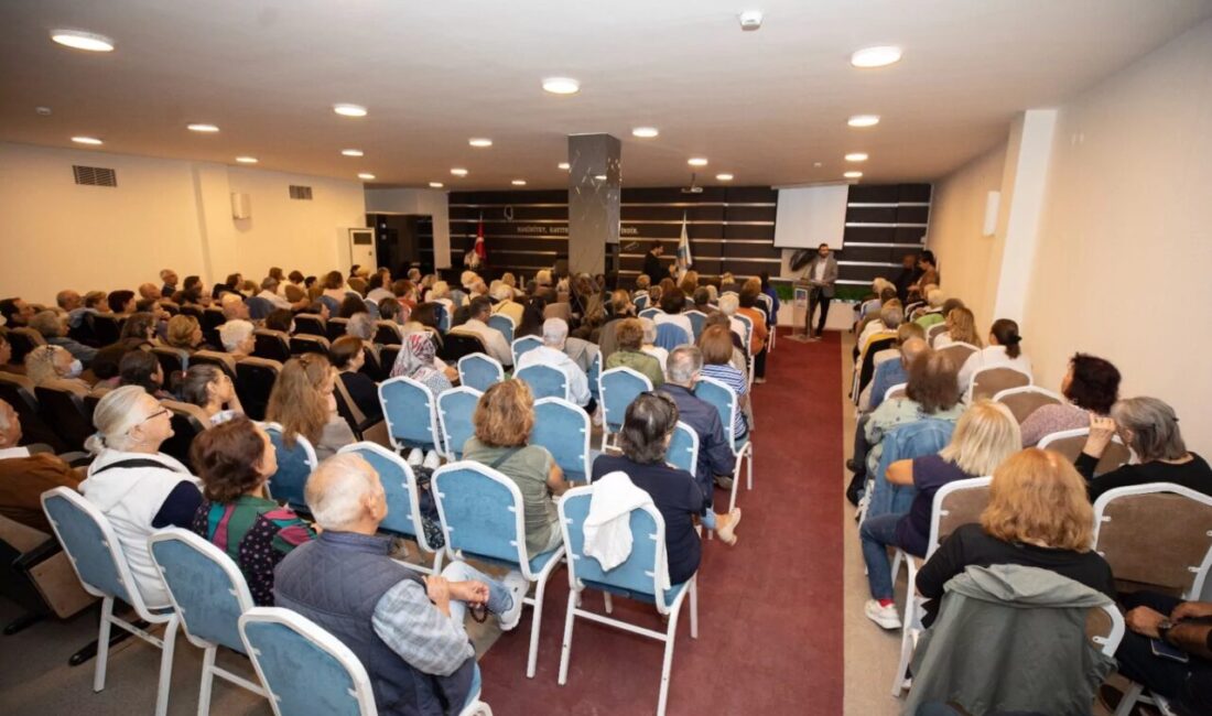 İzmir'in Narlıdere ilçesinde 3. Yaş Üniversitesi’nde ilk ders zili çaldı.