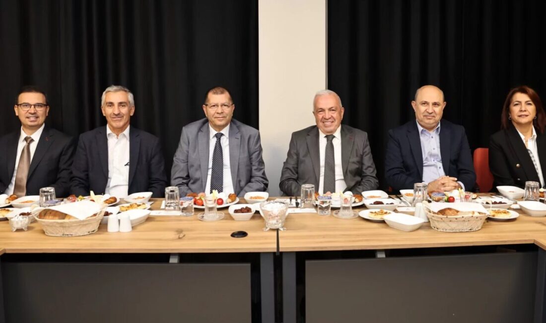 Bursa'da Nilüfer Belediye Başkanı Şadi Özdemir, sanayicilerle bir araya geldiği